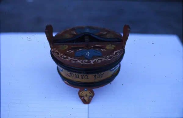 Tiner og boller fra Skjelbreia gård.