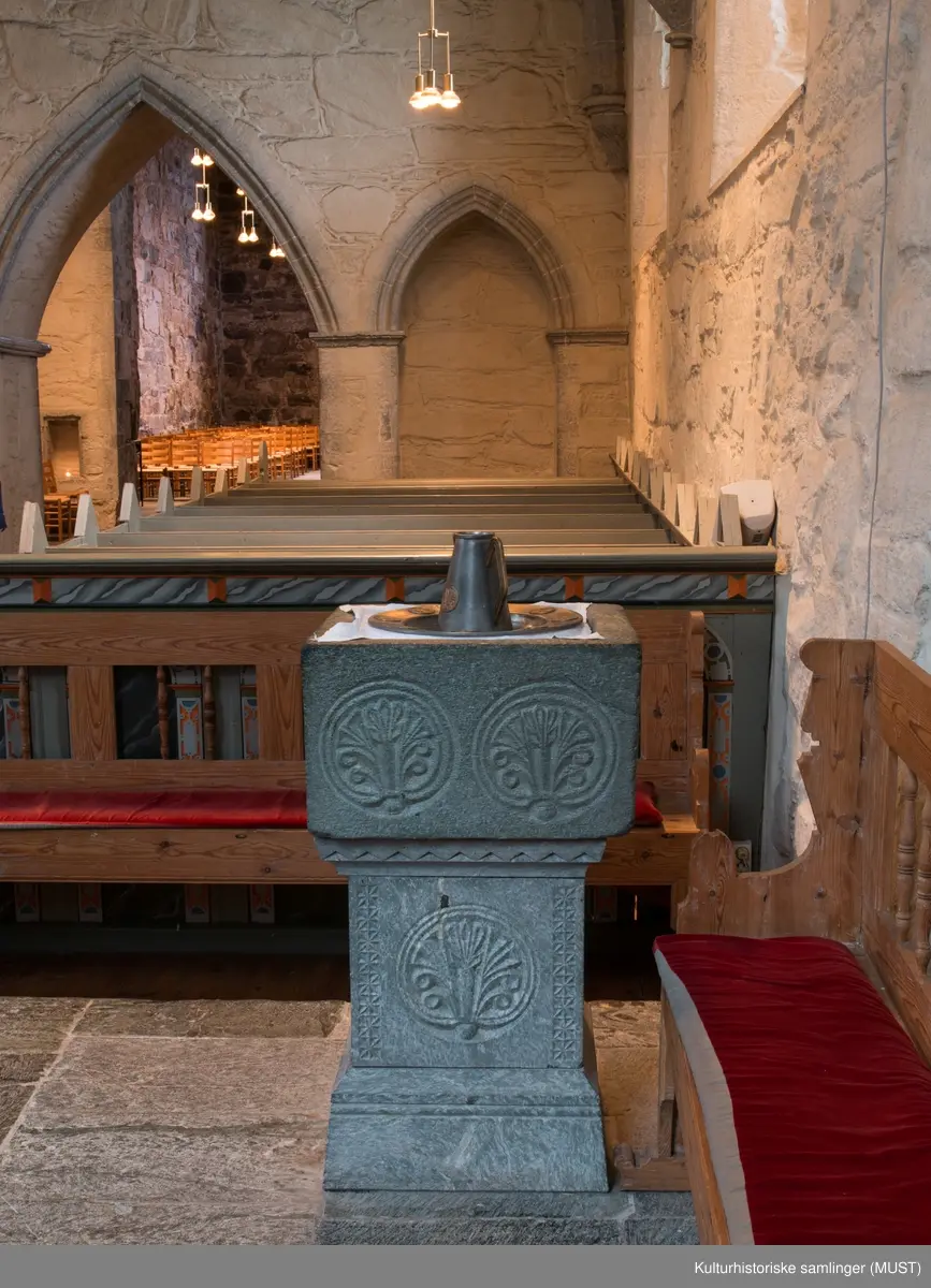 Et mønster bestående av to sidestilte palmetter inni hver sin sirkel , sees på hver side av den kvadratiske døpefontens øvre del. Enkelte steder sees også tegn på at det originalt har gått en mønster/dekorlinje langs nedre kanten.