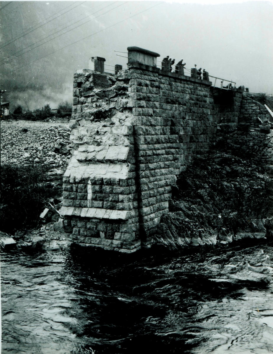 Svenkerudbrua etter sprengning 1940