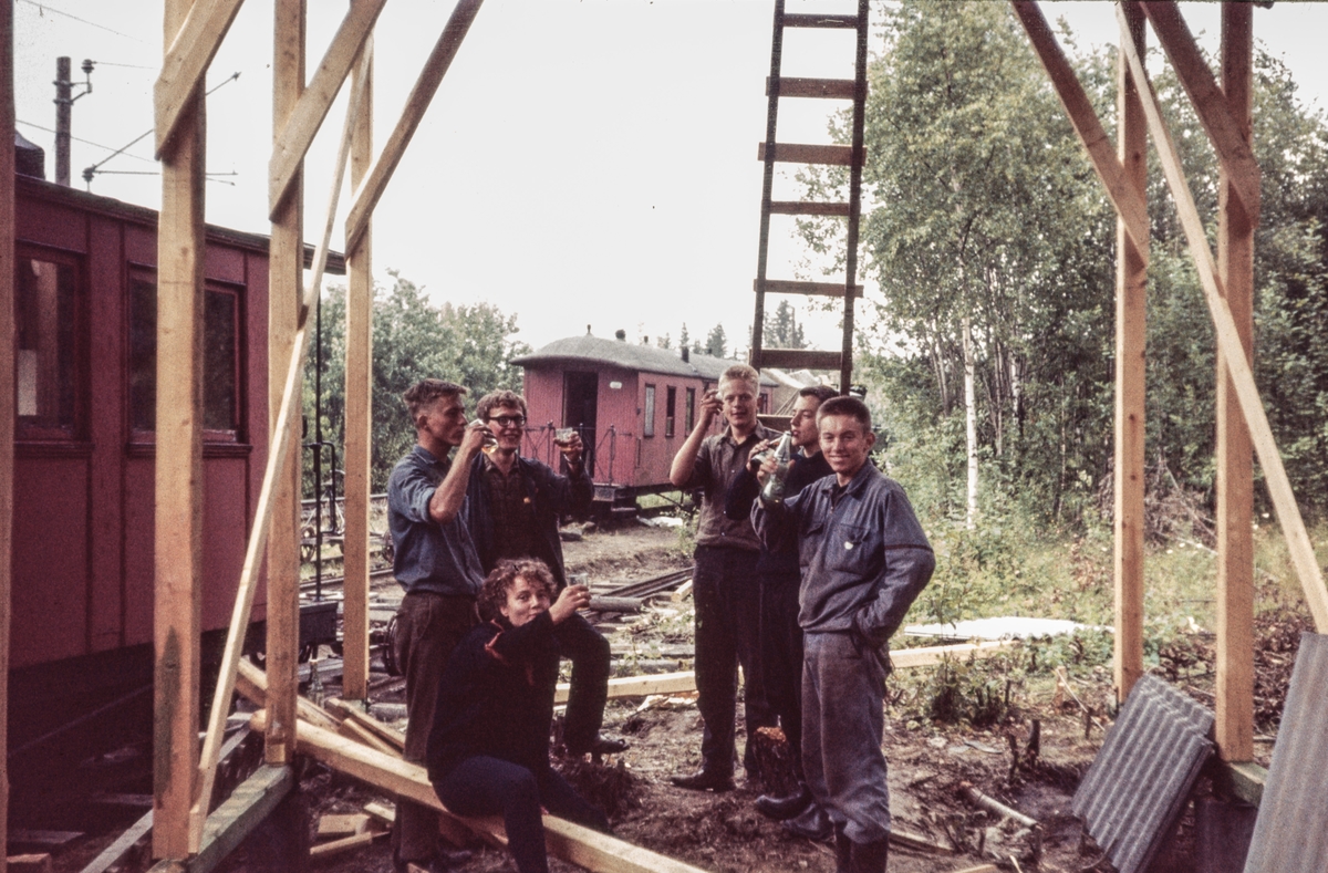Bygging av lokomotivstall på Bingsfoss stasjon på museumsbanen Urskog-Hølandsbanen. Markering av at bygningen har fått tak.