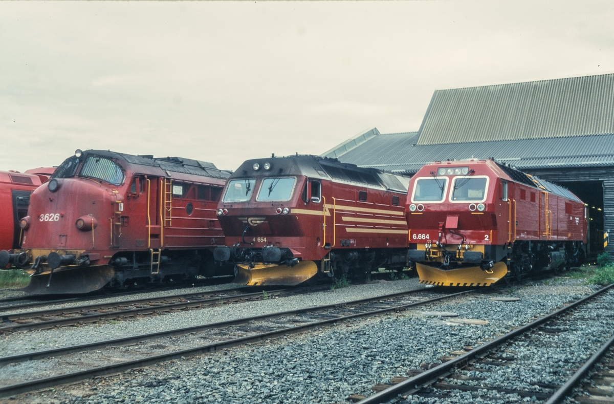 Tre typer og generasjoner diesellokomotiver utenfor lokomotivstallen på Marienborg i Trondheim. Fra høyre type Di 3 , Di 4 og Di 6. Alle de 12 lokomotivene av type Di 6 ble senere returnert til fabrikken i Tyskland.