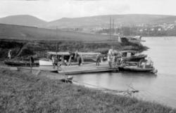 Motorbåten "Fram" sleper ferge i Vingnesvika.