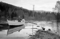 Flom i Gudbrandsdalen i 1934. Mann i båt.