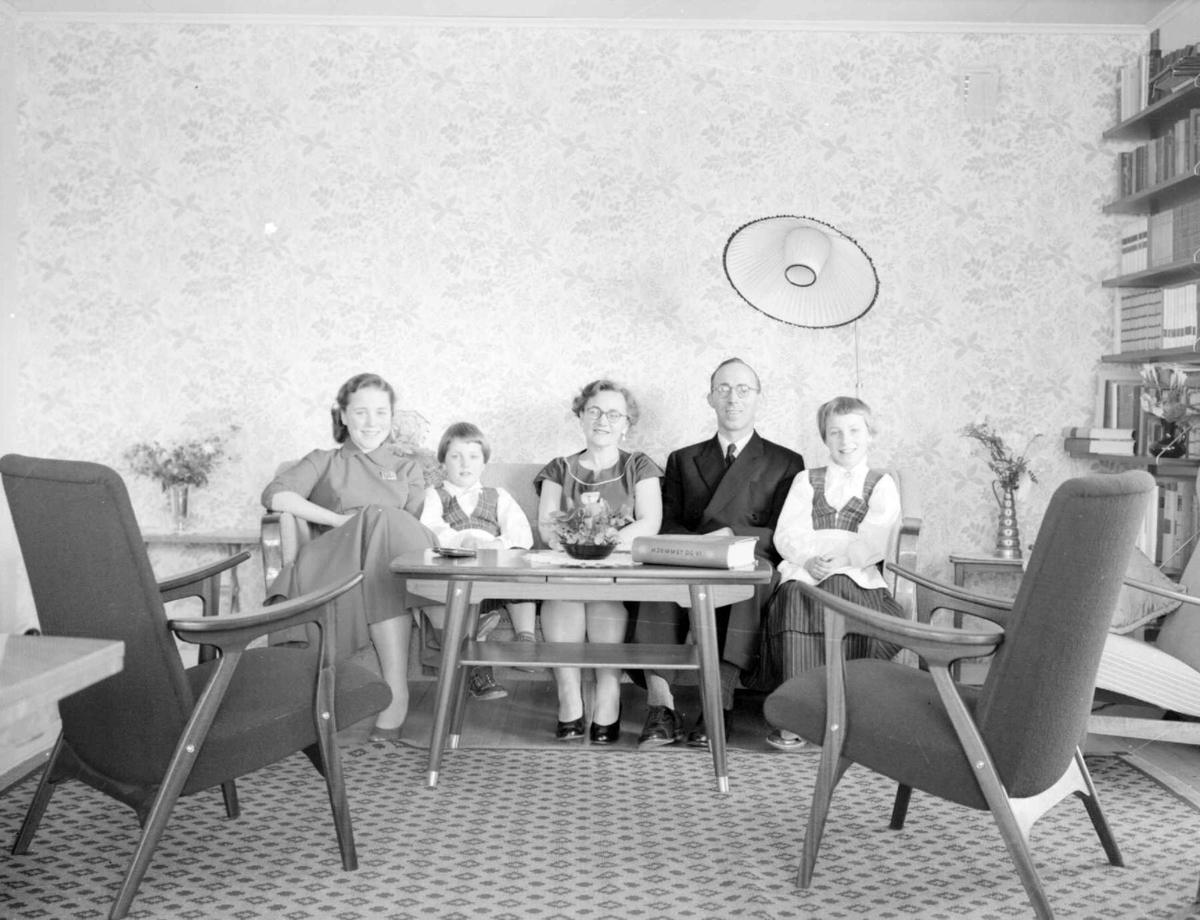 Konfirmasjon. Familiegruppe fra v.:  Randi, Kari, Bjørg, Reidar, Birgit Kåring.