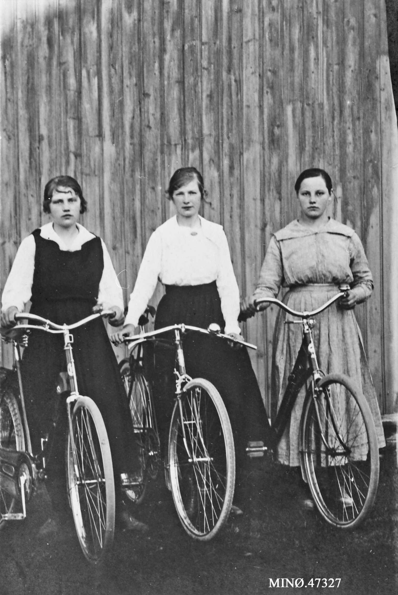 Tre kvinner med sykler