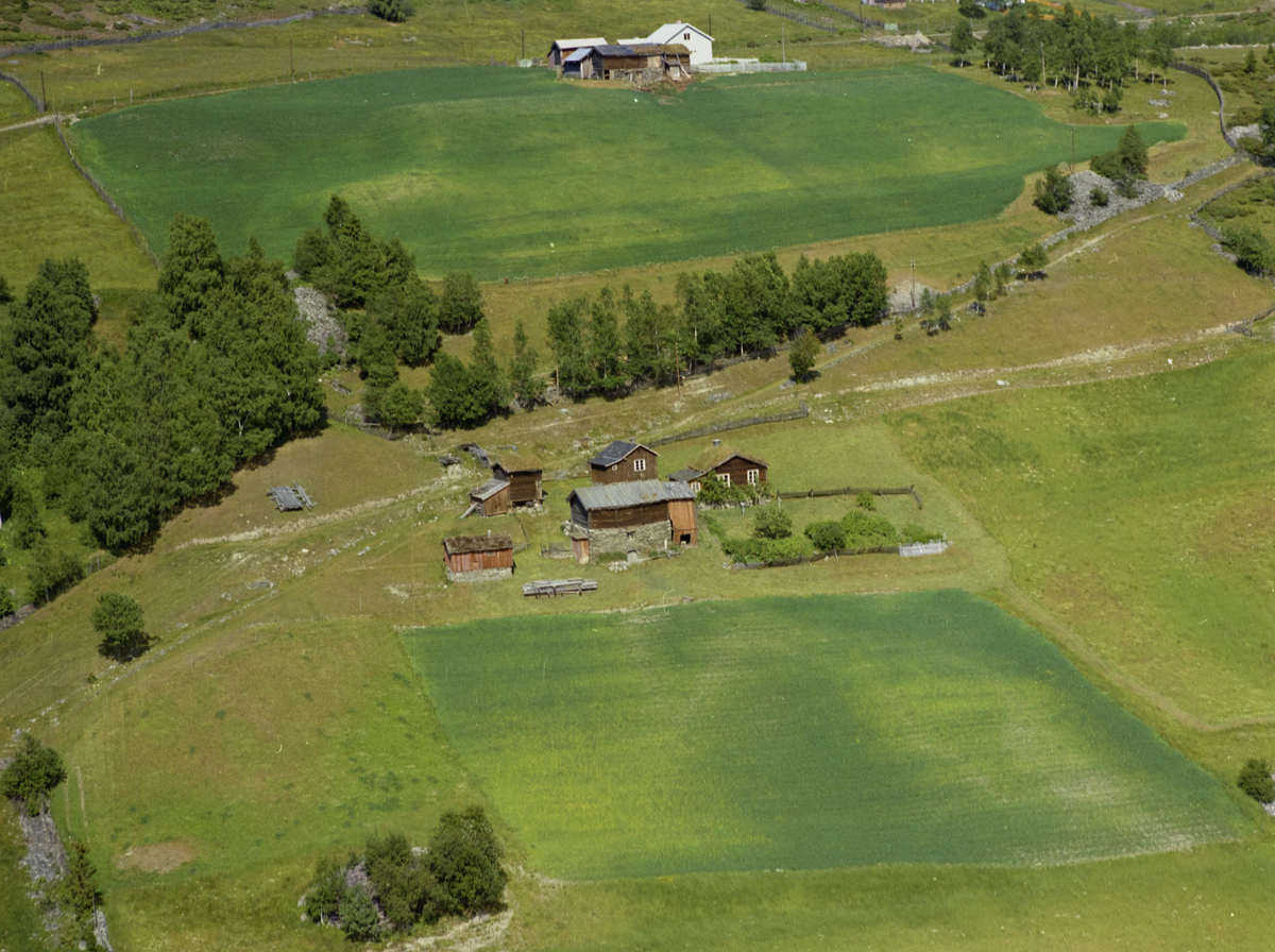 Sør-Fron, Nordre Øverbygda. Ukjent gammelt småbruk langs Kvarvvegen, med mange gamle små hus.