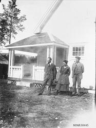 Personer foran bolighus. Lærer Peder Holm, frk. Indrehus og 