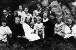 "Johan W. med søstre(?) Astrid og Ingeborg med noen av barna