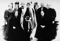 "7 søstre og 2 brødre Fiske." Fra Fru Williams fotoalbum. Ei