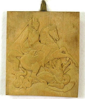 Relief, skulpterad trätafla, framställande S:t Görans strid med draken. Täljd endast med användandet av en kniv af stationsinspekör Jägerström, år 1866.