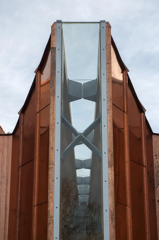 Spennende detalj av limte, glass og stål fra vernebygget over hjørnetårnsruin i ringmuren på Domkirkeodden.