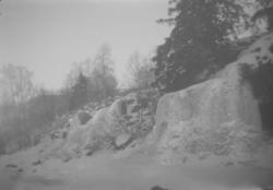 Islagt foss i Mesnaelva.