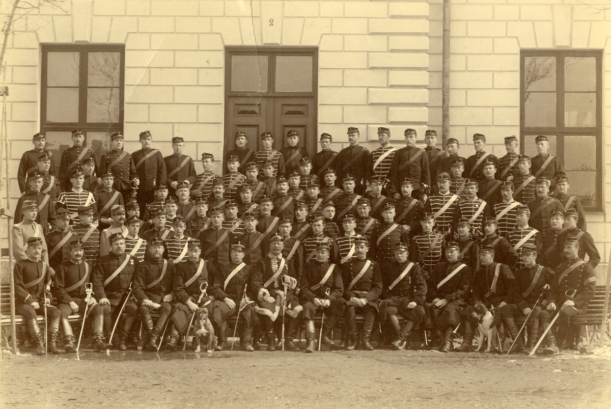Grupporträtt av officerare och soldater vid Kavalleriskolan. Fotot möjligen taget utanför Livregementets dragoner kasern 1887-1888.