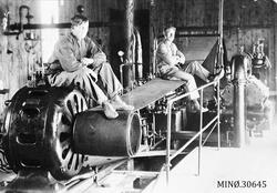 Kompressor. Petter Voll Grøndahl til høyre