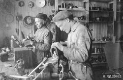 Arbeidskarer ved el. verksted. Olaf Gjeving og John Sverre M