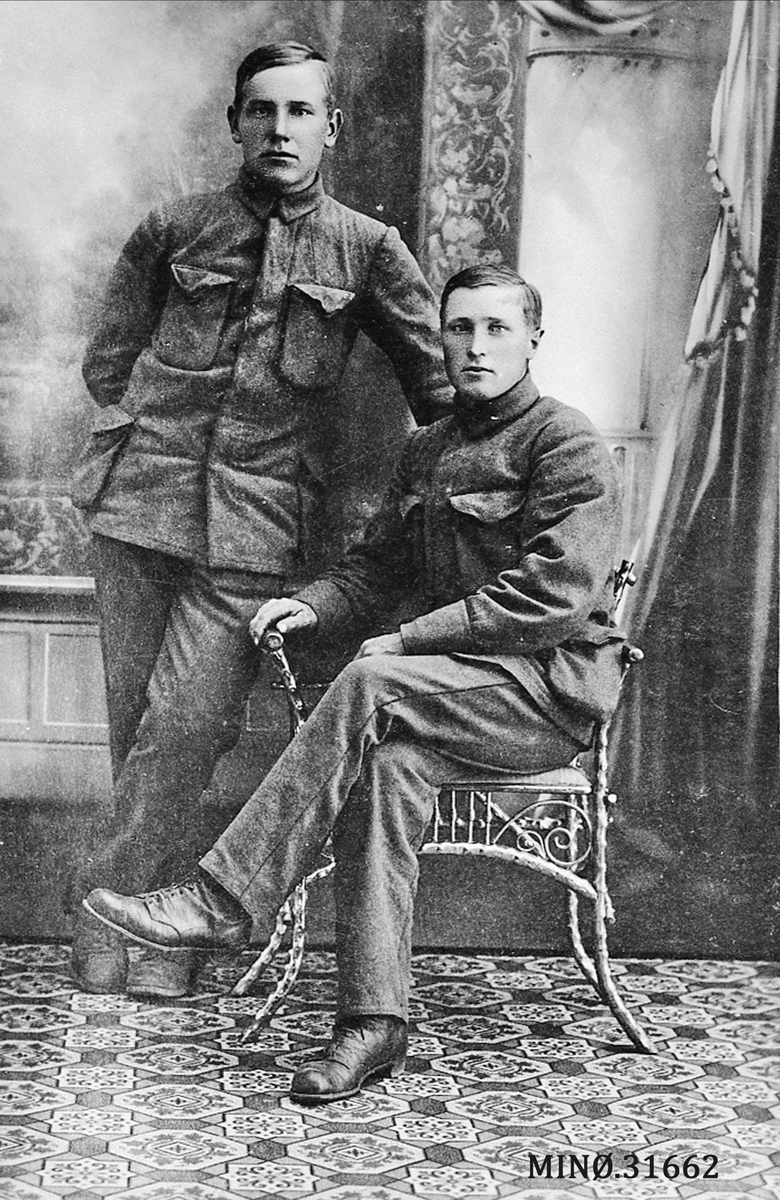 Portrett av to menn i uniform