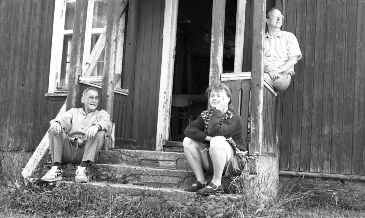 Einar Nilsen, Harald og Mette Jakobsen på trappa ved Nilsens kurvfabrikk