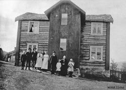 Familie oppstilt foran bolighus. På Nedre Sveen. 
(Navn - s