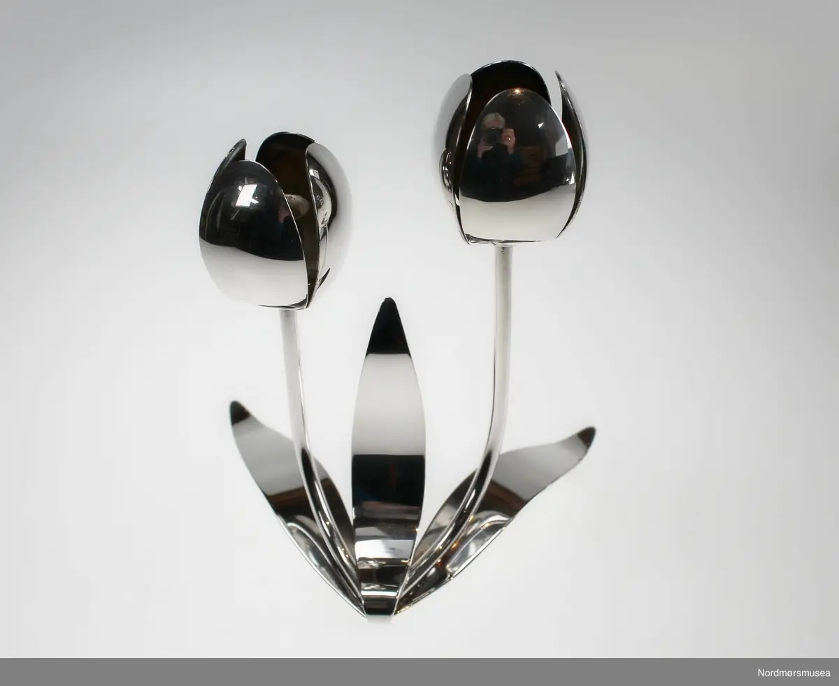 Toarmet lysestake i 60 grams sølv med sokkel formet som 3 tulipanblader og 2 lysholdere formet som tulipaner med 4 kronblad.