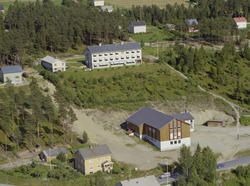 Tretten, Øyer. Nederst i forgrunnen, brunt hus med hvit grun