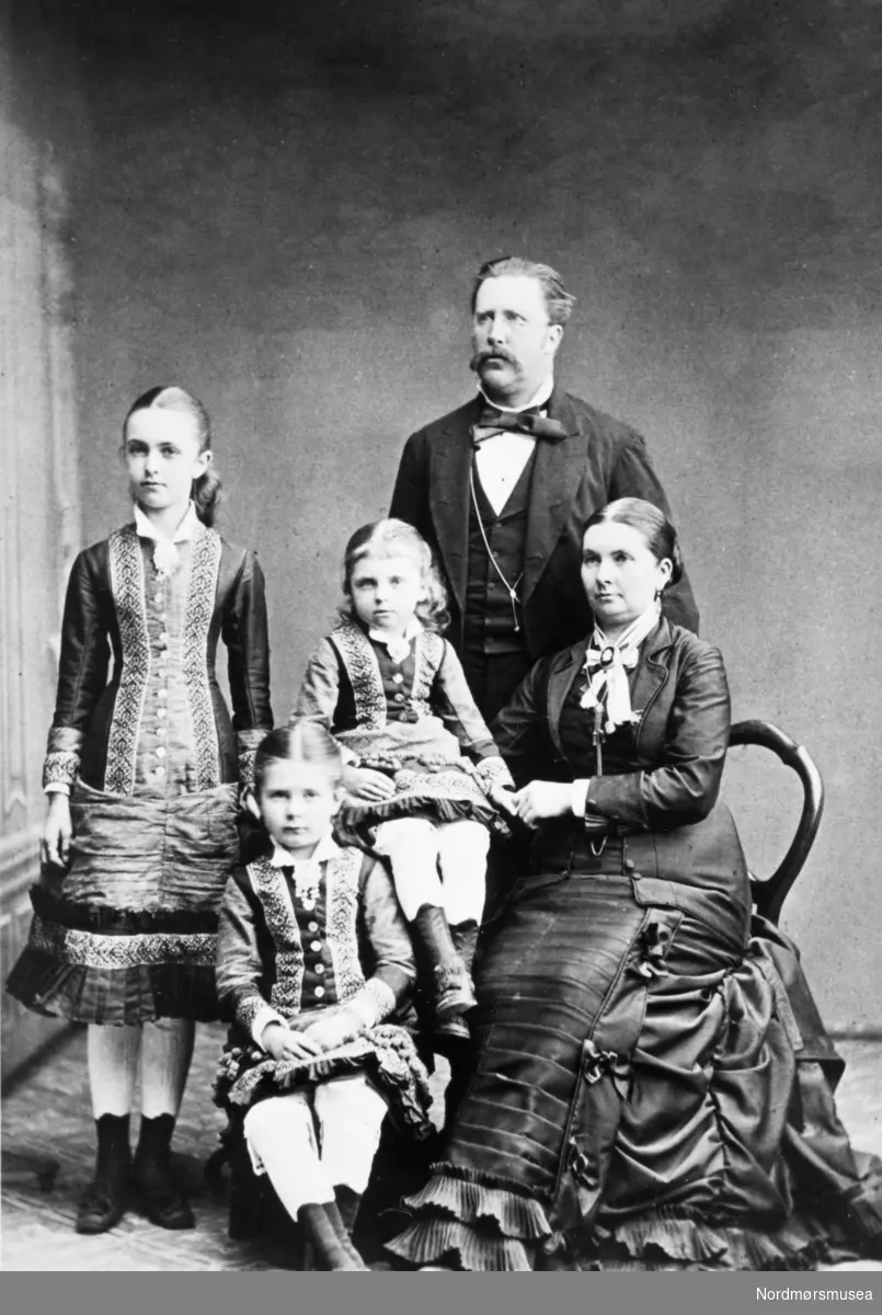 Bedrestilt borgerfamilie, foreldre og tre jenter i like, flotte kjoler. Kristiansund ca 1890. Opplasta 15.11.2017 av RML. Fra Nordmøre museums fotosamlinger.