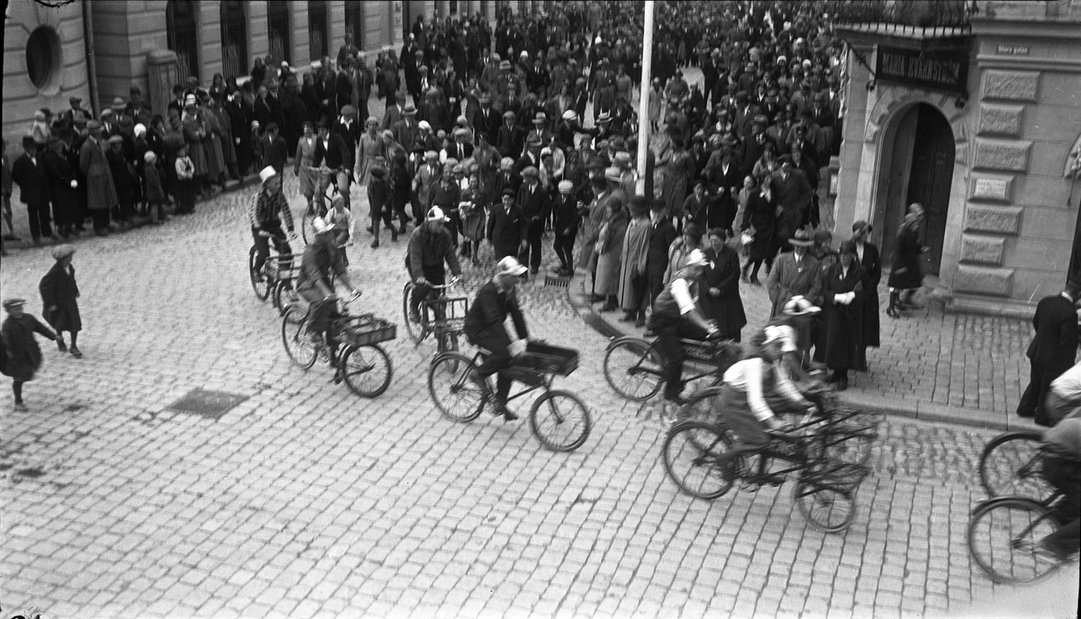 Bild från festtåget söndagen den 4 september 1932 under Barnens dag firandena. Ortens springbud som senare skulle tävla i några race, i fonden på sina packcyklar. Fotograf okänd, men andra bilder från samma evenemang var publicerade i Köpingsposten den 5 september 1932.