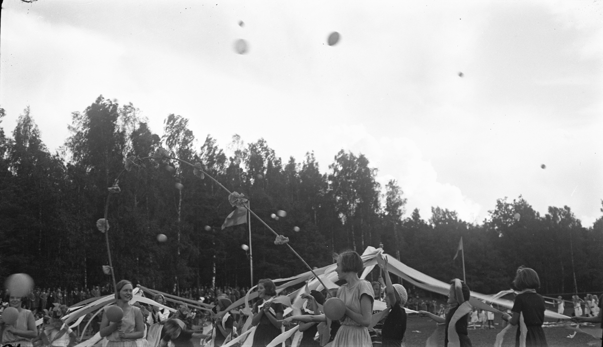 Från uppvisningarna på idrottsplatsen, skolbarn under ledning av Arne Dixner, genomför ett program. Söndagen den 4 september 1932 under Barnens dag firandena.  Fotograf okänd, men liknande bilder var publicerade i Köpingsposten den 5 september 1932.