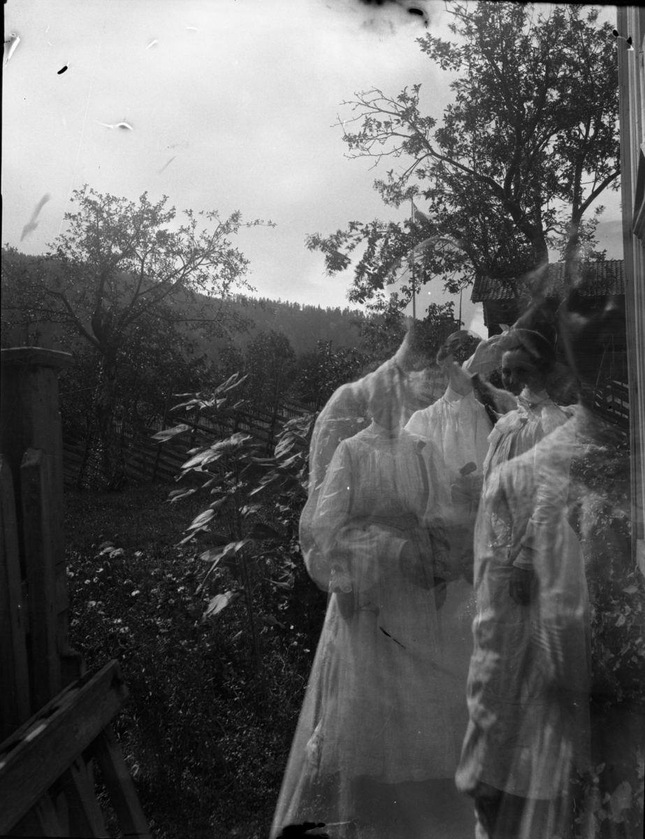 Rikard Berges fotoarkiv. Portretter, folkeliv. Bilde nr. 9.

Fotografier tatt av Rikard Berge. 642 nummer. Samlingen består av negativer bladfilm. Motivene er ført inn i egen protokoll av Berge. Protokollen har tittel "Bilæt-emne"