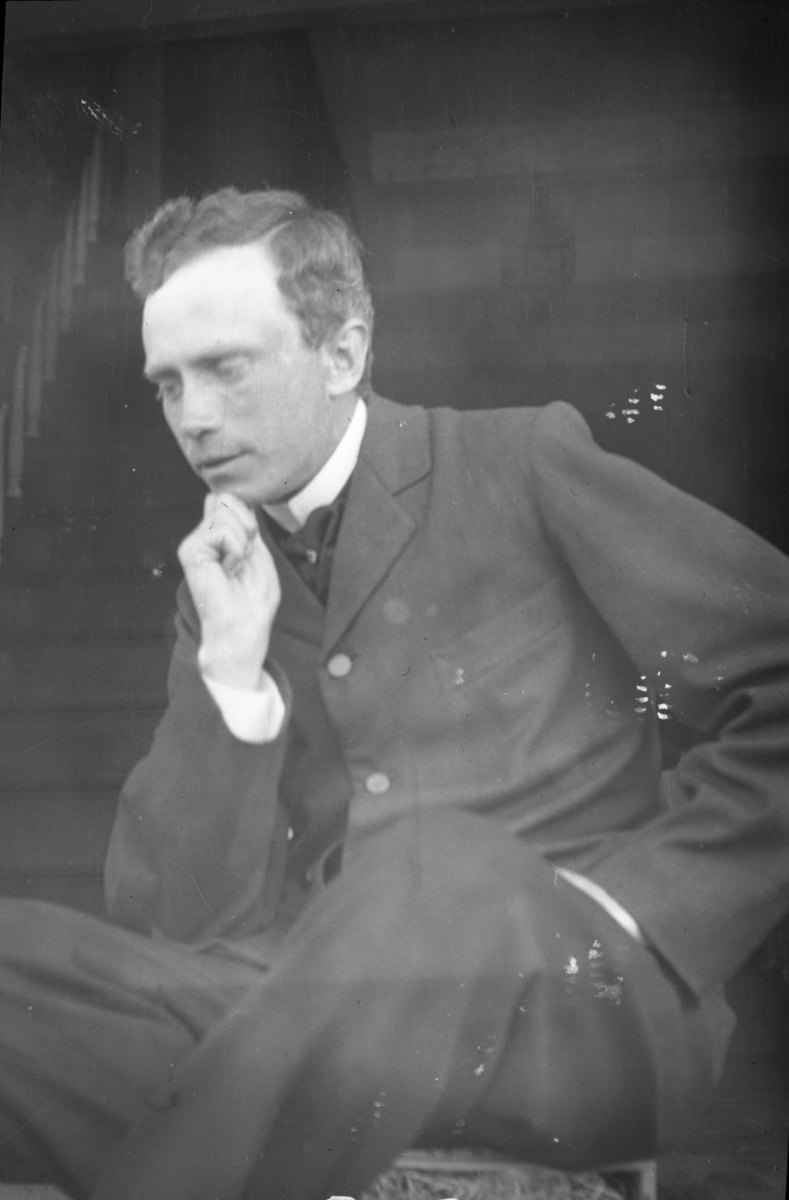 Rikard Berges fotoarkiv. Portretter, landskap, folkeliv. Bilde nr. 8.

Fotografier tatt av Rikard Berge. 642 nummer. Samlingen består av negativer bladfilm. Motivene er ført inn i egen protokoll av Berge. Protokollen har tittel "Bilæt-emne"