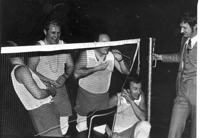 Underofficerare i S2:s gymnastiksal. Troligen 1960-tal. Bl.a. Christer Weinö, Olle Edh, Arne Johnson, Jackie Skargren.