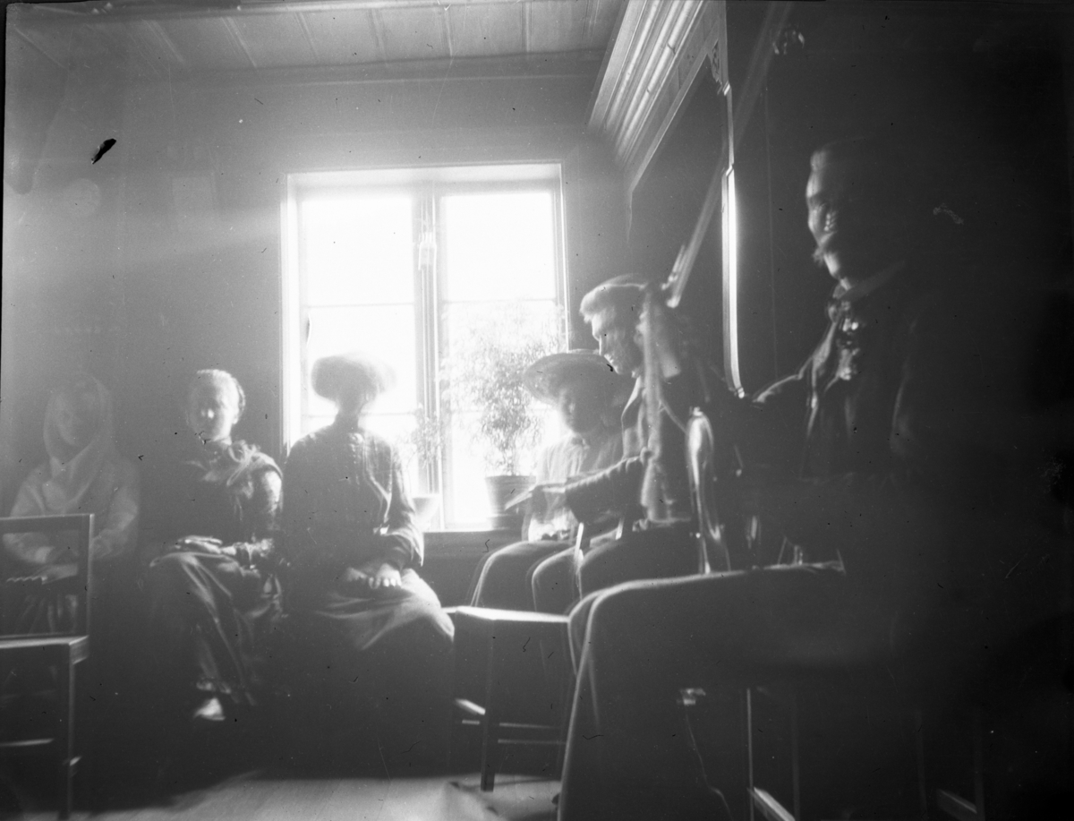 Rikard Berges fotoarkiv. Portretter, folkeliv. Bilde nr. 9.

Fotografier tatt av Rikard Berge. 642 nummer. Samlingen består av negativer bladfilm. Motivene er ført inn i egen protokoll av Berge. Protokollen har tittel "Bilæt-emne"