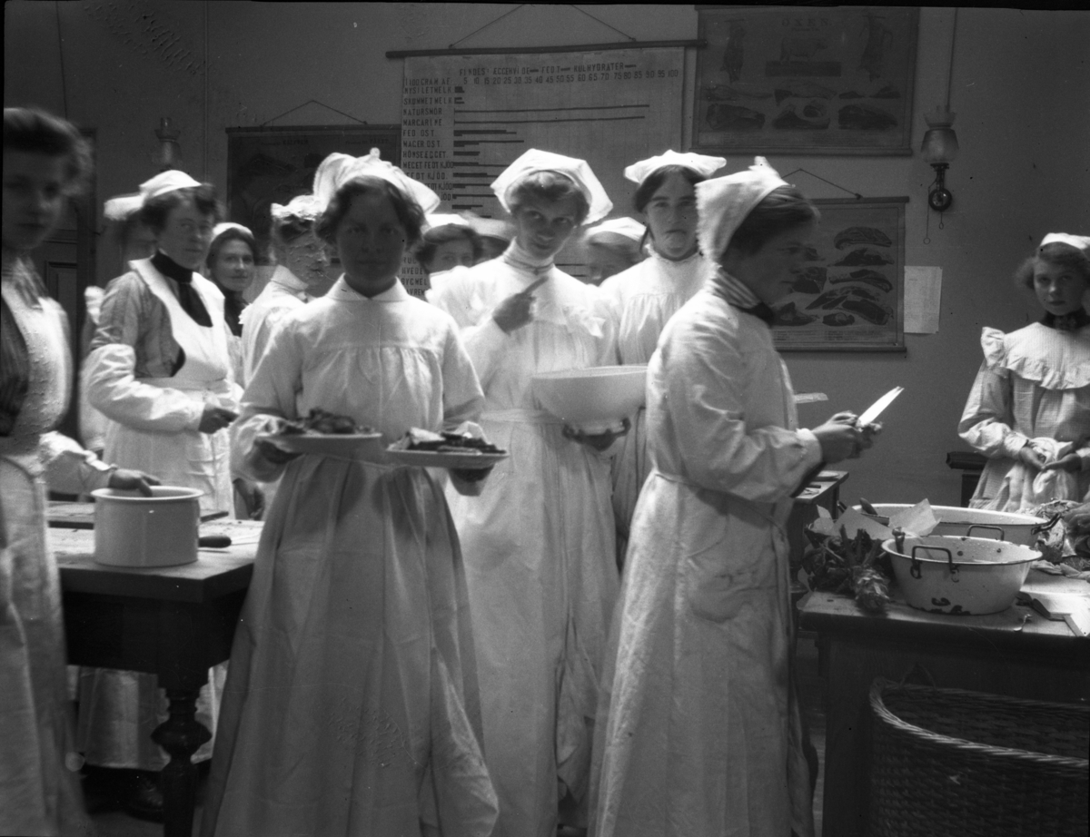 Rikard Berges fotoarkiv. Landskapsbilder og portretter Bilde nr. 10.

Fotografier tatt av Rikard Berge. 642 nummer. Samlingen består av negativer bladfilm. Motivene er ført inn i egen protokoll av Berge. Protokollen har tittel "Bilæt-emne"