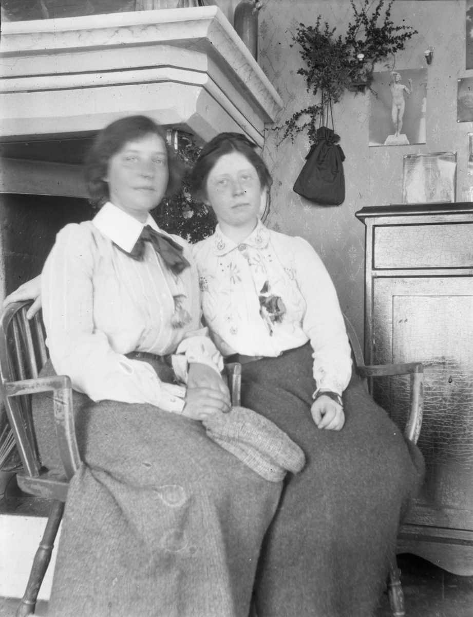 Rikard Berges fotoarkiv. Portretter og landskap. Bilde nr. 13.

Fotografier tatt av Rikard Berge. 642 nummer. Samlingen består av negativer bladfilm. Motivene er ført inn i egen protokoll av Berge. Protokollen har tittel "Bilæt-emne"