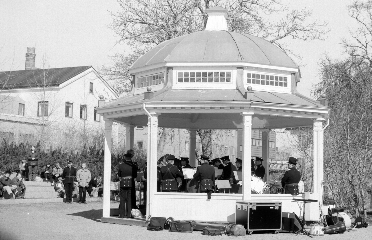 Divisjonsmusikken spiller i musikkpaviljongen i Generalhagen under frigjøringsjubiléet.