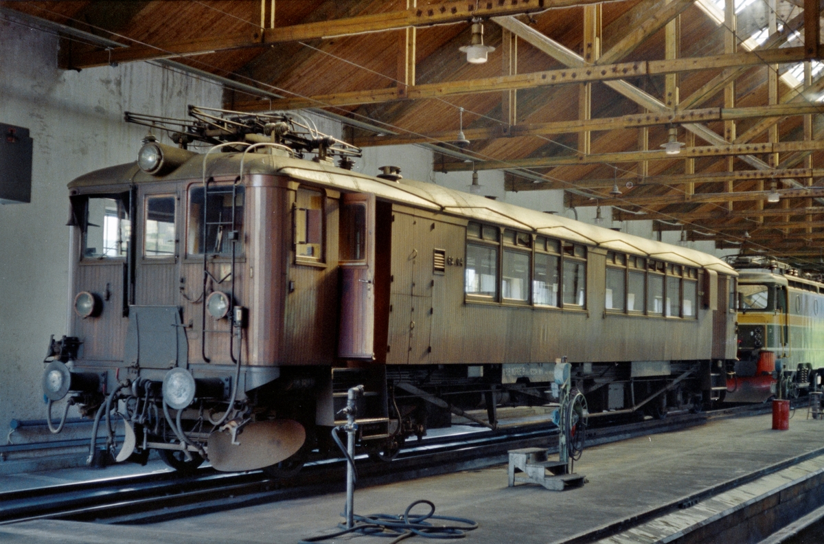 NSBs elektriske motorvogn type Bmeo 62 nr. 6204 i lokomotivstallen i Narvik