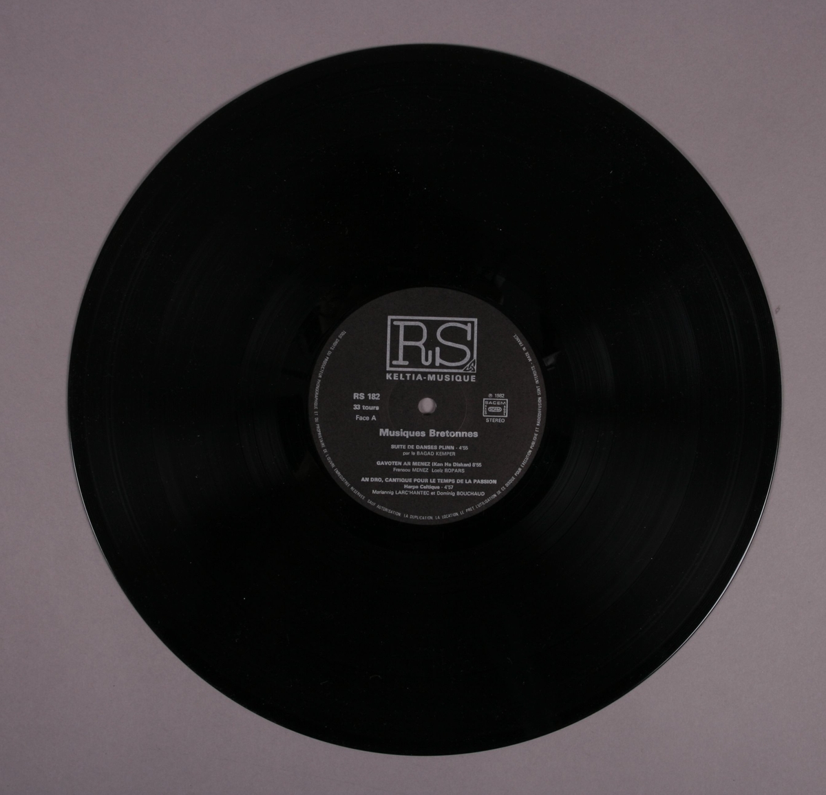 To grammofonplater i svart vinyl og plateomslag av papp. Platene ligger i hver sin papirlomme. Inneholder også et ark med notater (se bilde).