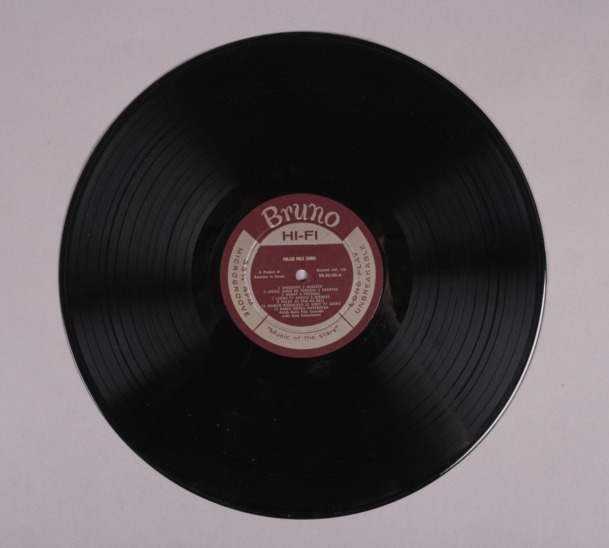Grammofonplate i svart vinyl og plateomslag i tykk papp. Plata ligger i en uoriginal papirlomme stemplet "Angel Records".