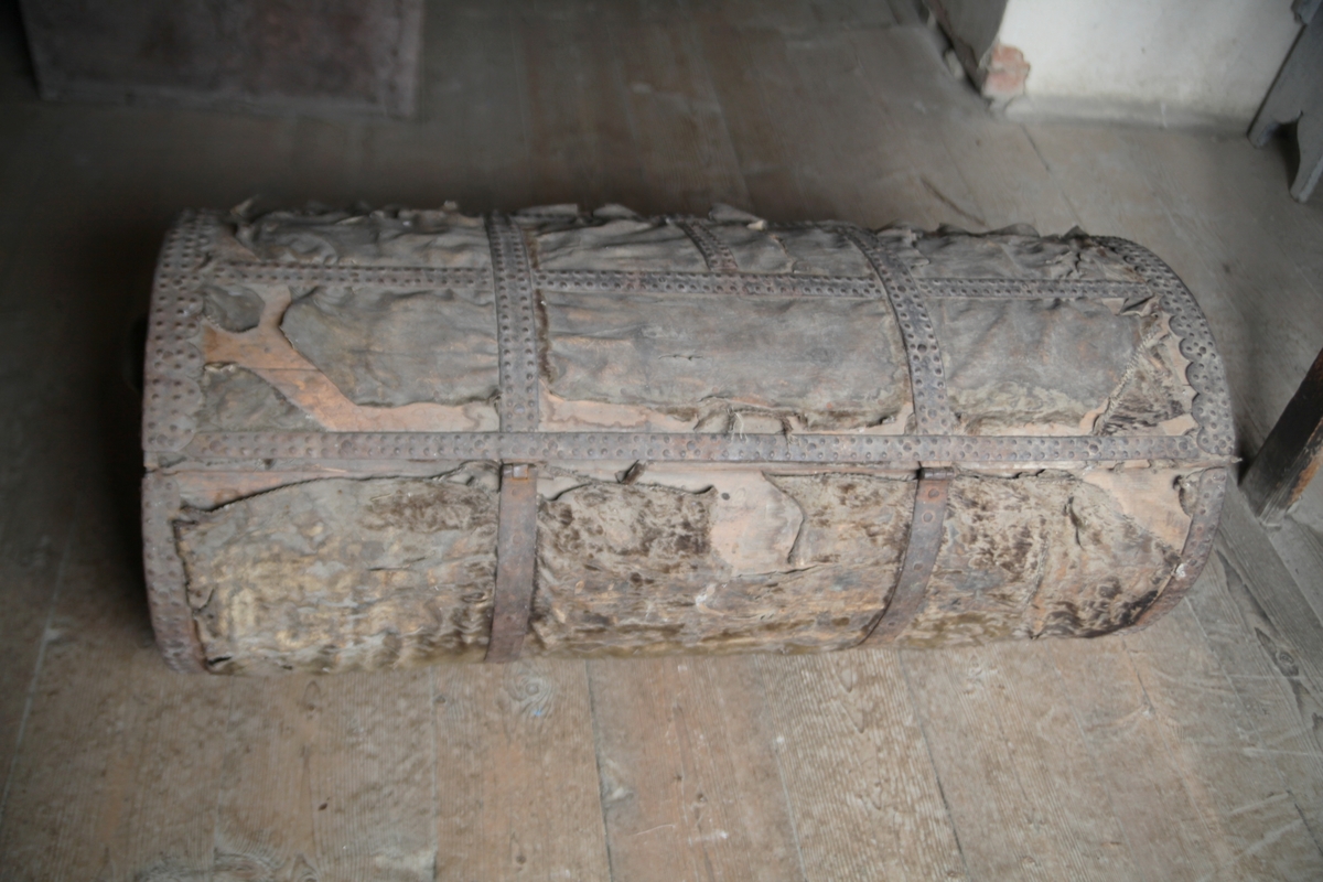 Sylinderformet trekiste trukket med skinn og jernbeslag. Etter M.H.Moe, Skarnes. skinn av sel