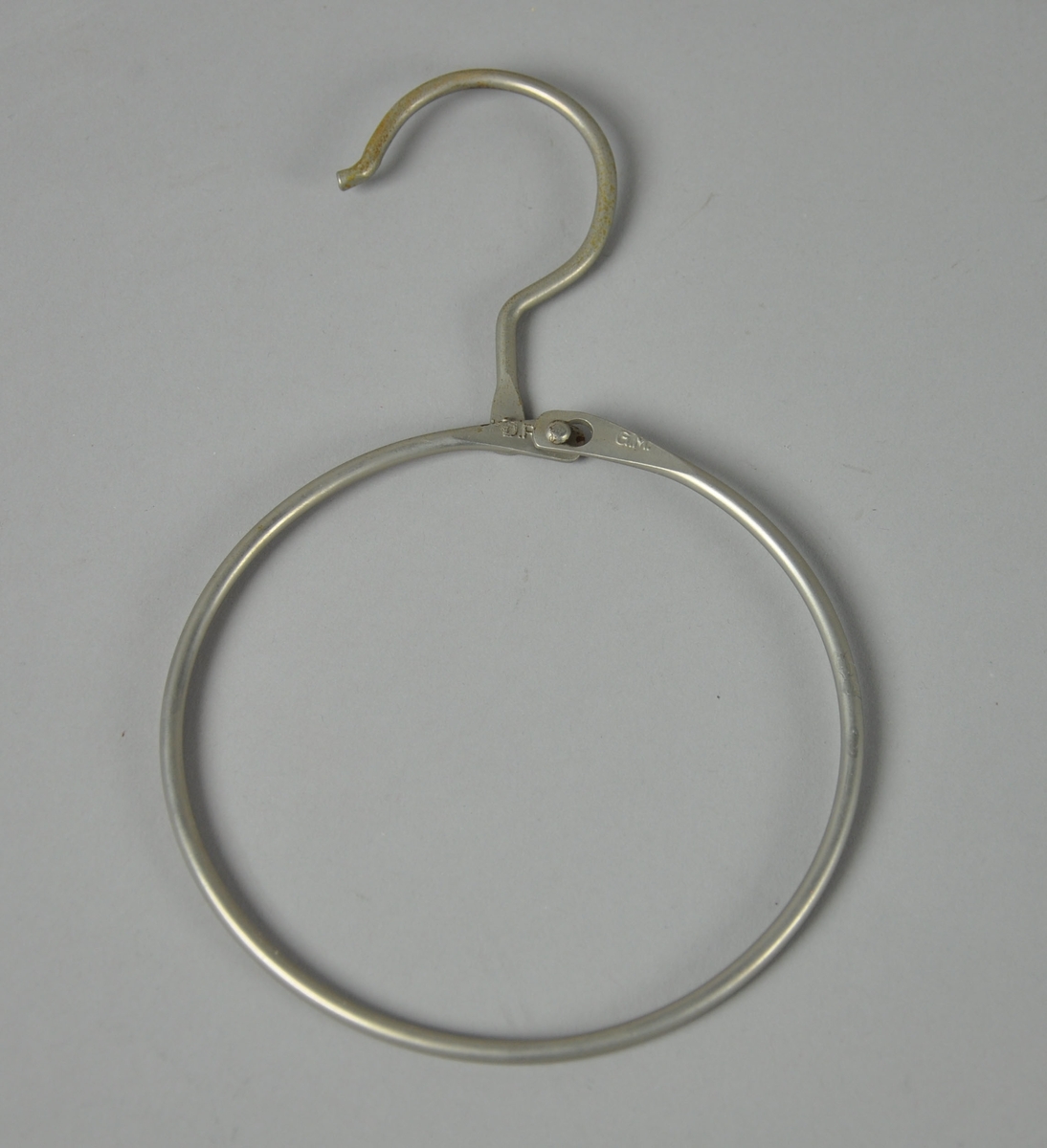Opphengsring for oppheng av skinn. Består av sirkulær ring som kan åpnes. På toppen er det en krok for oppheng, ligner på kleshenger-krok.