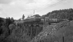 Motorvognsett type 69 på bru over Solbergelva