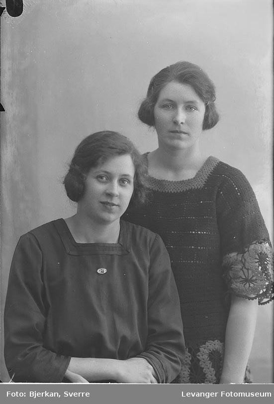 Portrett av to søstre. en heter Jorun Vesleheim