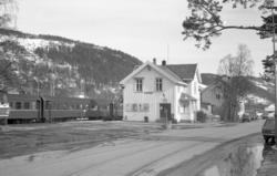 Fagernes stasjon med persontog i spor 1