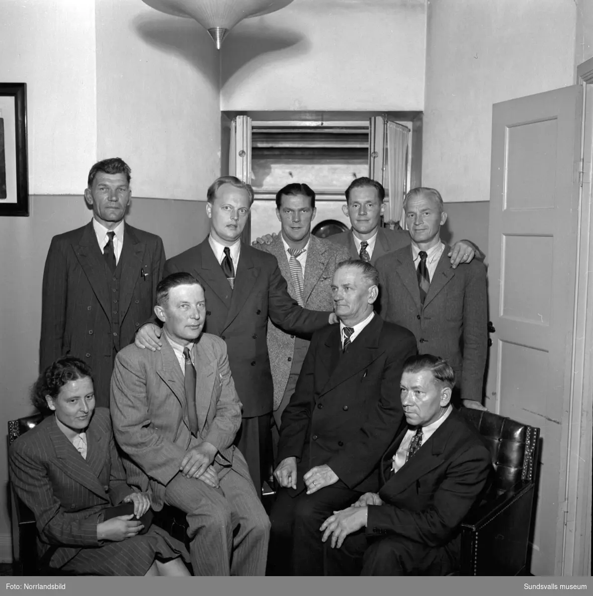 En grupp finländska massaarbetare på studiebesök hos Sundsvallsbolagen (senare SCA).