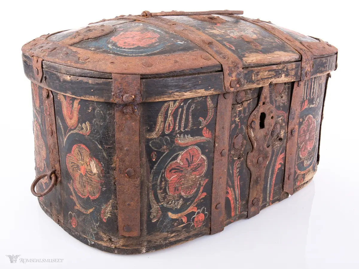 Gjentakende motiv med røde roser og ranker.