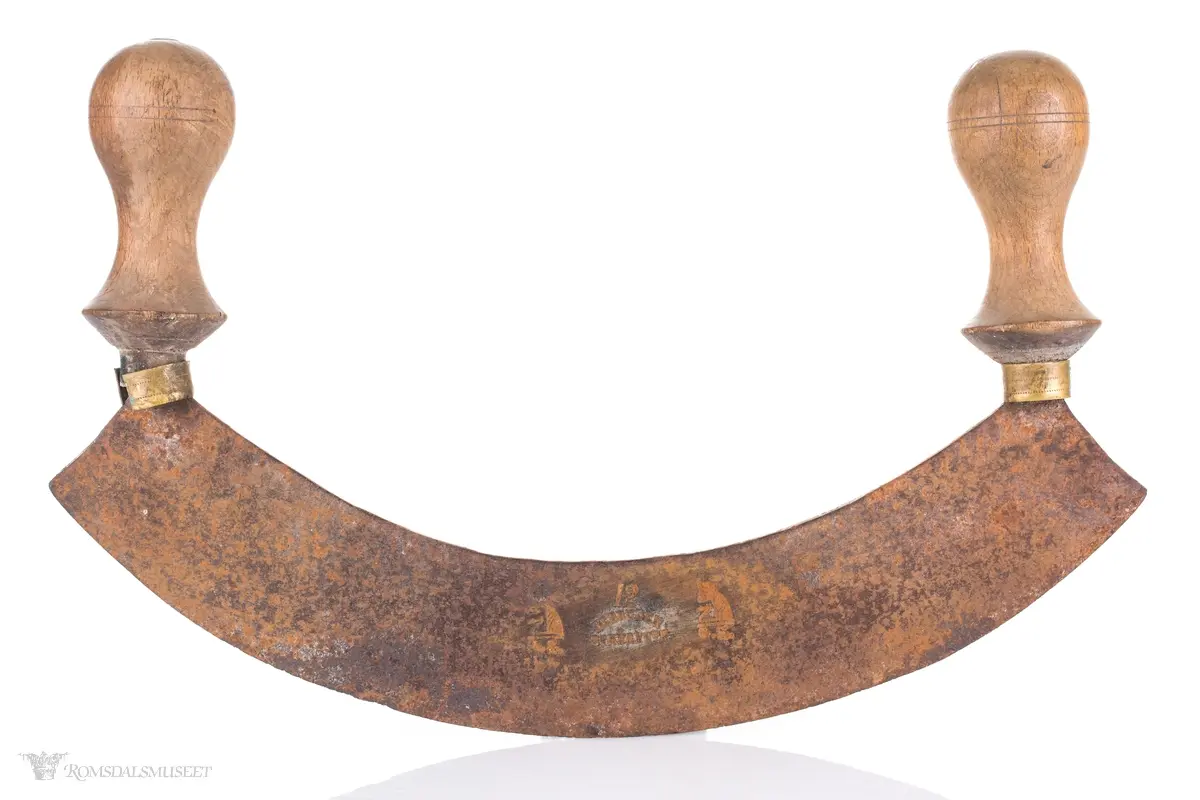 Bueformet kniv med to dreide håndtak. Brukt til å finhakke kjøtt, fisk, poteter, før kjøttkverna ble vanlig. Hakkekniven ble helst brukt å hakke med oppe i et trau, trolig derav bueformen.