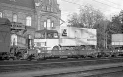 Biltransport-/containervogn litra Lgs nr. 441 6004 i tog på 