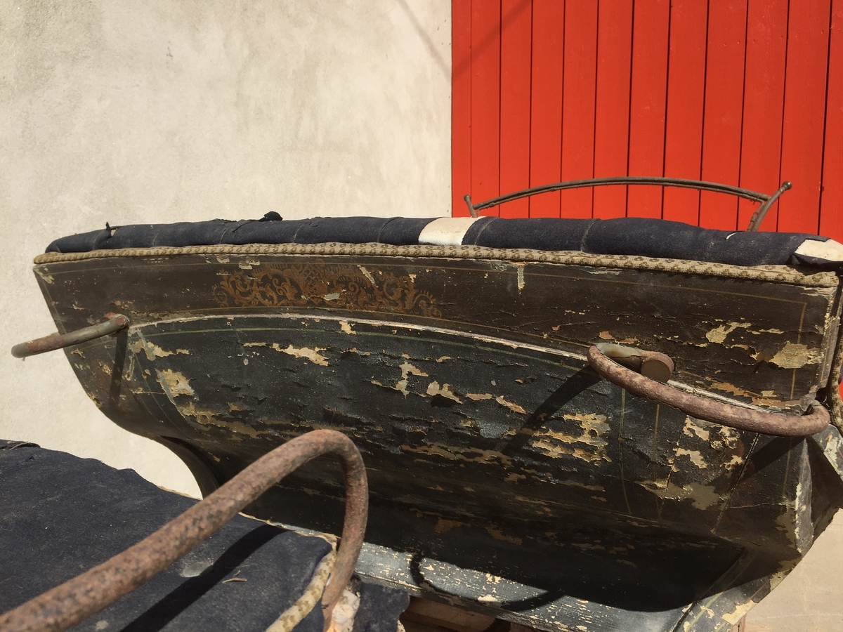 Slede for én hest til persontransport. Ett hovedsete  med svungen fasong for to personer. Hundsvott (sete) bak.