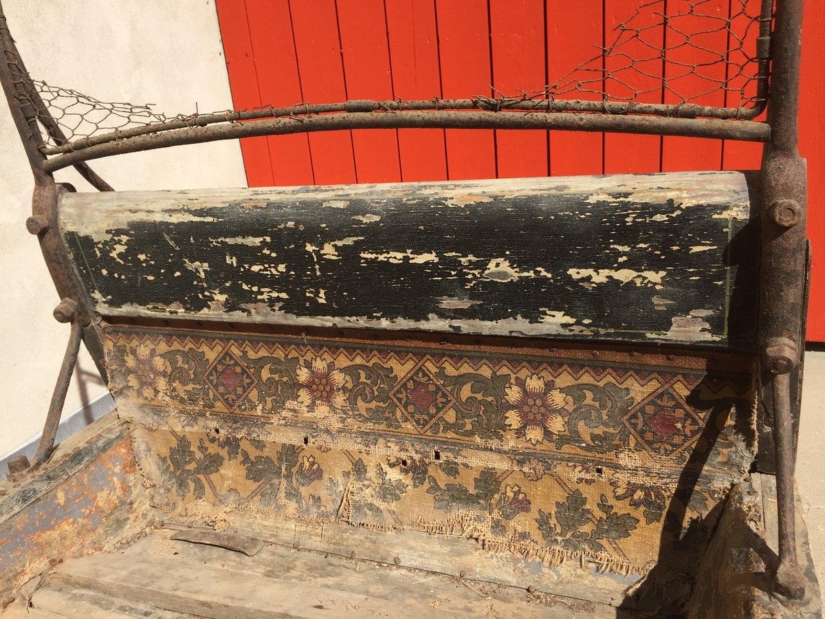 Slede for én hest til persontransport. Ett hovedsete  med svungen fasong for to personer. Hundsvott (sete) bak.