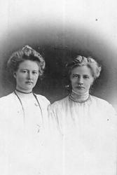 Portrett av to kvinner. Tora og Gunhild Kvannsletten.