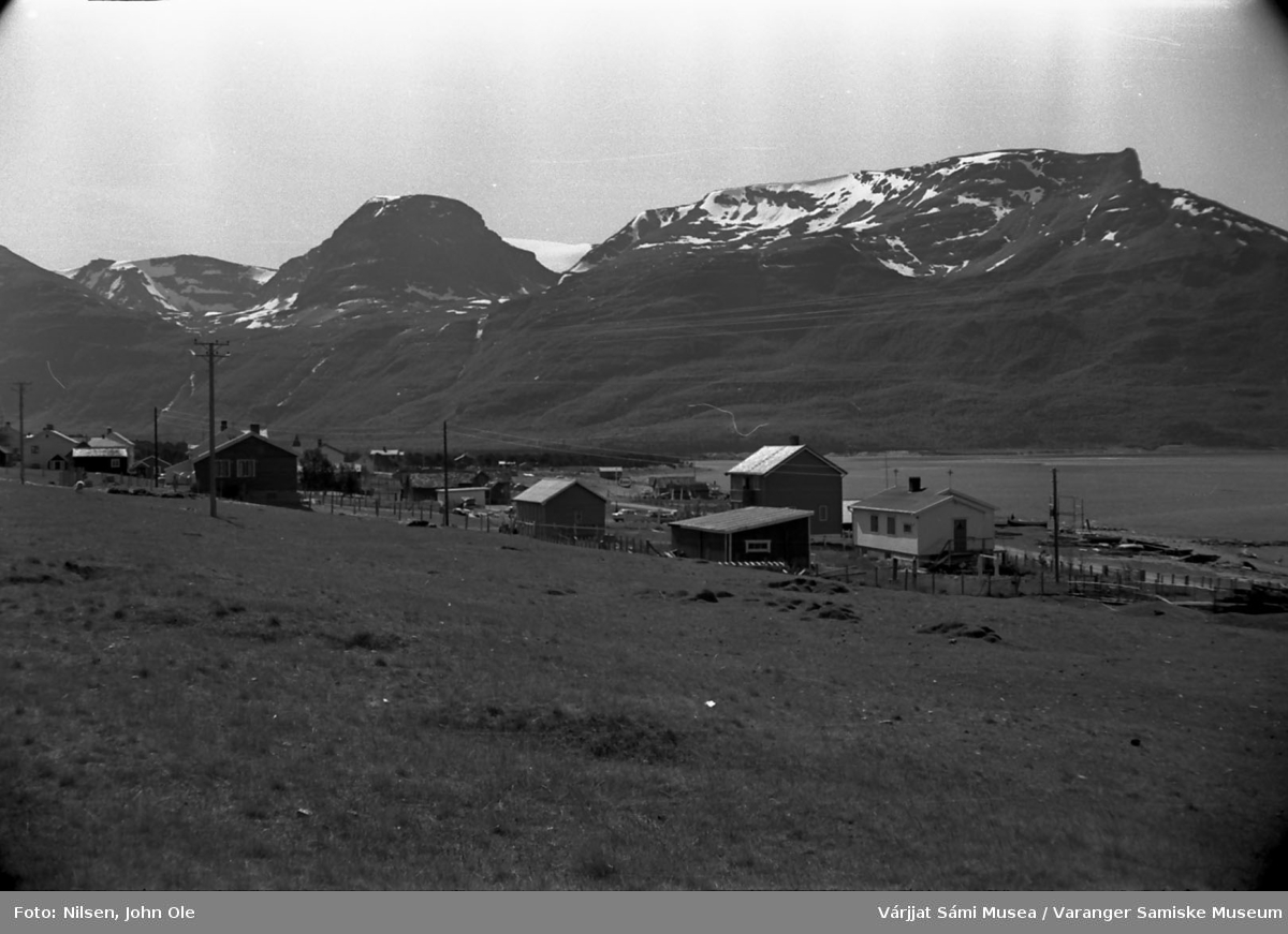Bebyggelse ved fjord, sannsynligvis i Skibotnområdet. 17. juli 1967.